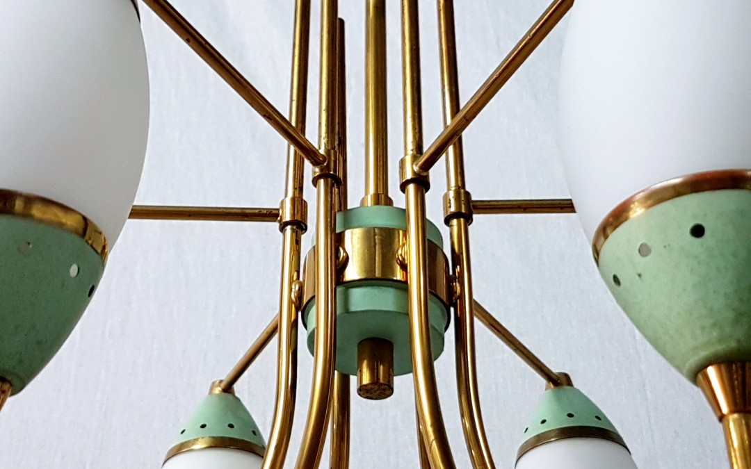 Lampadario,chandelier,6 luci,ottone diffusori in opalin design Stilnovo,anni 60