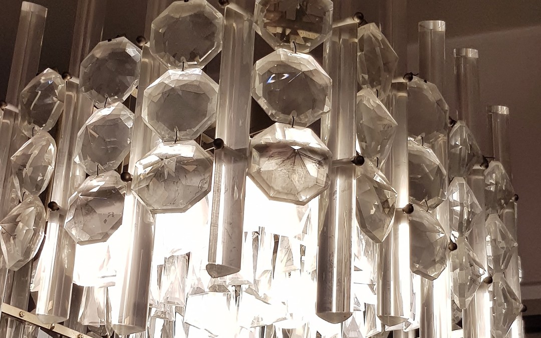 Lampadario chandelier design Venini anni 60 in vetro di murano trilobi e bindoli