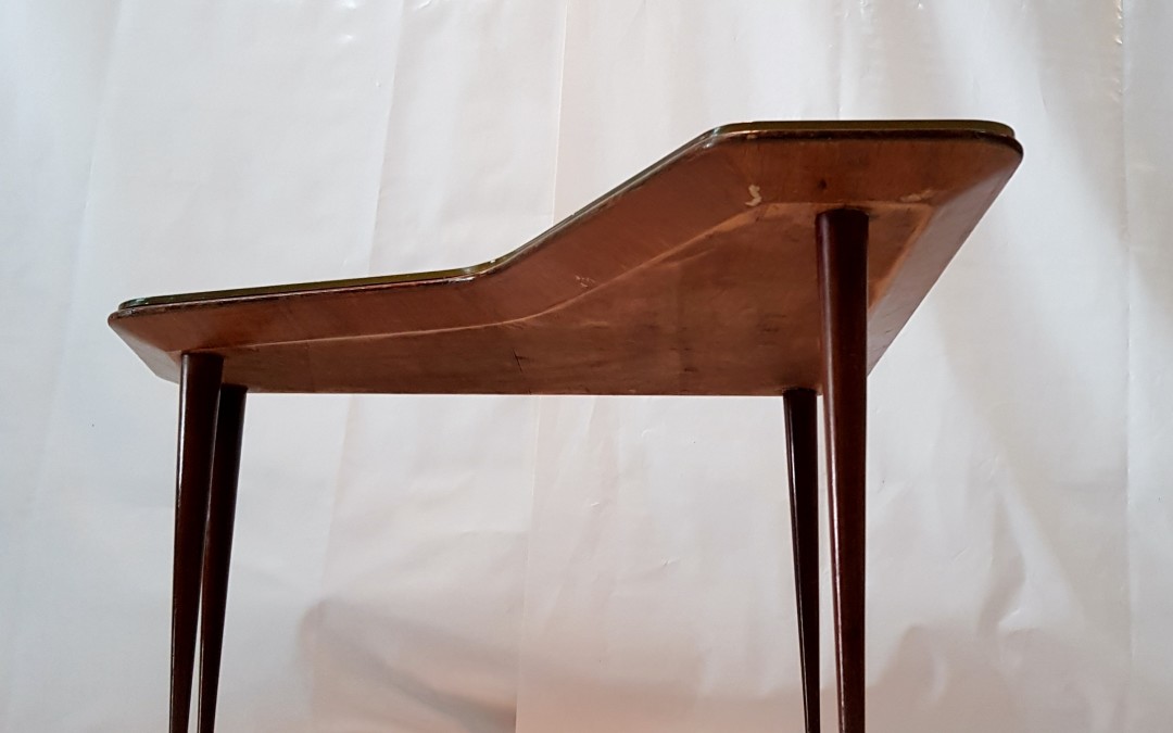 Importante e raro  tavolino da caffè  nello stile di Gio ponti ( attribuzione) periodo 1940 / 50 Italia struttura in legno con bellissima e particolare forma  gambe a spillo,e ripiano in vetro dorato buone condizioni misure : h cm 44,5 l. 70 x p. 70