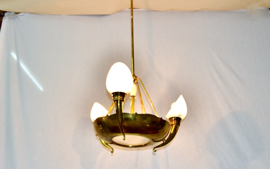 Lampadario chandelier coppa con cornucopie e bocce in opalina design anni 50