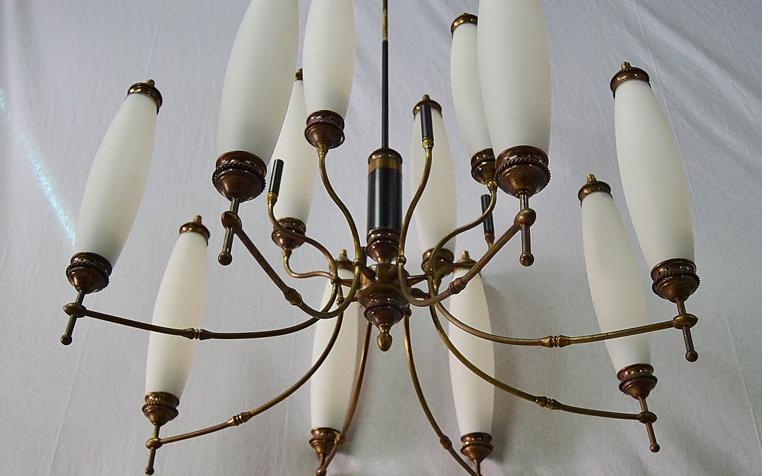 Lampadario,chandelier,12 luci in ottone design Stilnovo modernariato,anni 60