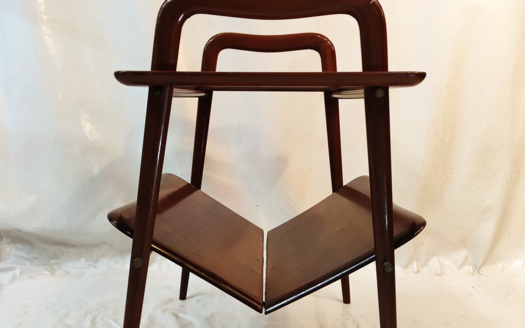 PARISI ICO (1916 - 1996) - Tavolino portariviste con vassoio estraibile, in legno di e cristallo, realizzato dall’azienda di arredamento De Baggis, anni 50