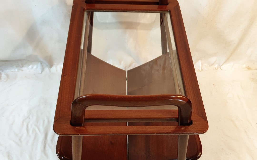 PARISI ICO (1916 - 1996) - Tavolino portariviste con vassoio estraibile, in legno di e cristallo, realizzato dall’azienda di arredamento De Baggis, anni 50